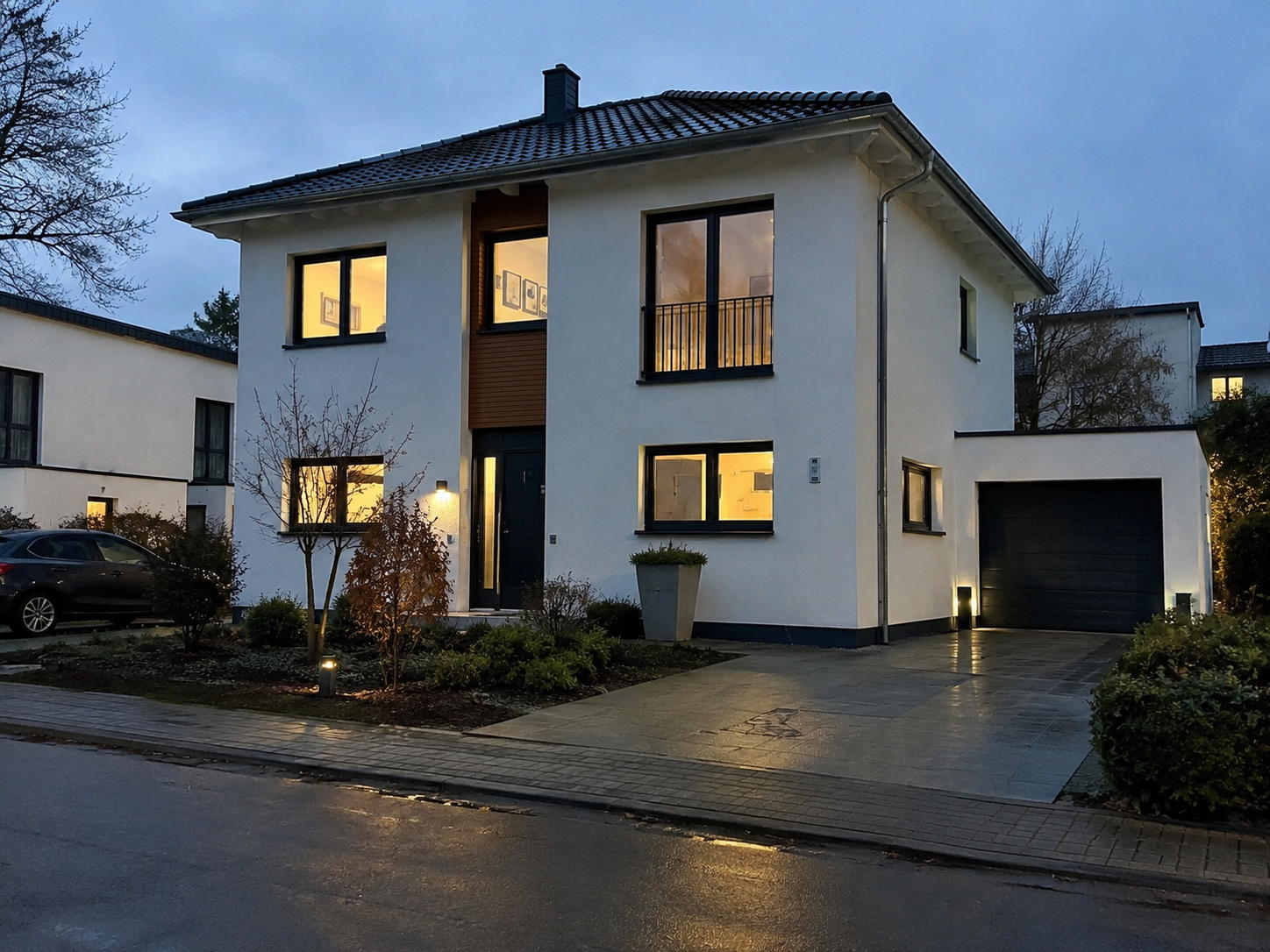 Modernes Wohngebäude in der Abenddämmerung